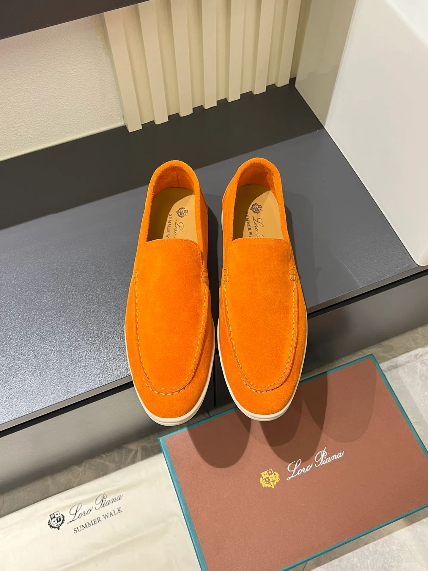 Men's shoes 💰p360 "Loro men's shoes 💰pian'*" Classic L men's shoes for couples 💰p Top version British flat loafers, a must-have item in old money style, the minimalist design is eye-catching and durable, a plus point for dressing The soft foot feel and texture are outstanding. They don’t scratch your feet and are very nice. They are matched with soft and waxy soles. They can be worn daily for a long time without getting tired. They are easy to wear, versatile and classic items, with perfect foot feel and texture! Imported cashmere fabric, the lining is made of imported A-grade water-dyed cow lining, the top version of the genuine leather midsole is sewn with pure handmade mark thread! Size: Female 35-40 (34. Customized) Male 38-44 (45.46. Customized)